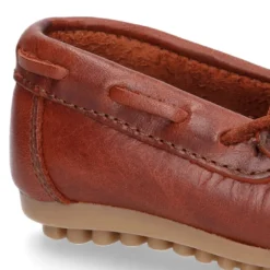 Mocasín lazos mayores en piel trabajada.