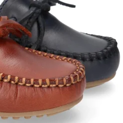 Mocasín lazos mayores en piel trabajada.
