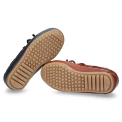 Mocasín lazos mayores en piel trabajada.