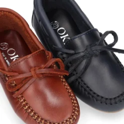 Mocasín lazos mayores en piel trabajada.
