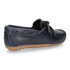 Mocasín lazos mayores en piel trabajada.