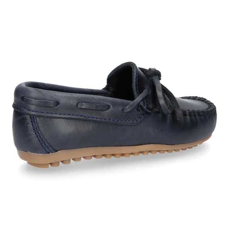 Mocasín lazos mayores en piel trabajada.