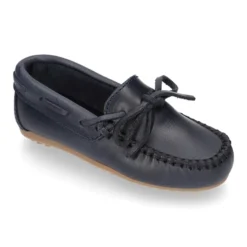 Mocasín lazos mayores en piel trabajada.