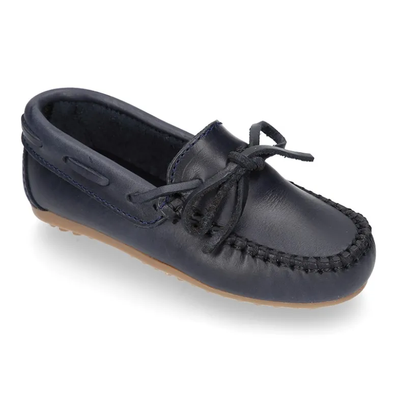 Mocasín lazos mayores en piel trabajada.