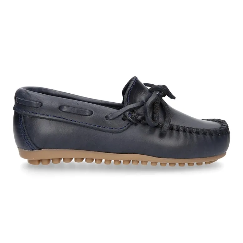 Mocasín lazos mayores en piel trabajada.