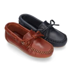 Mocasín lazos mayores en piel trabajada.