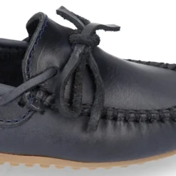 Mocasín lazos mayores en piel trabajada.