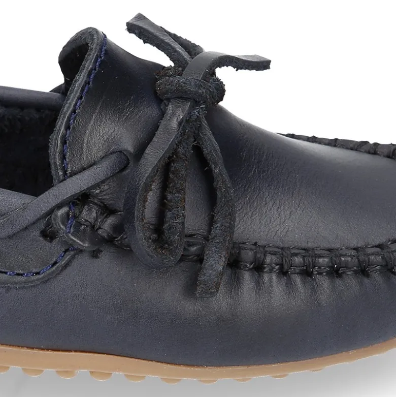 Mocasín lazos mayores en piel trabajada.