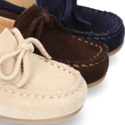 Mocasín lazos peques piso conductor en serraje.