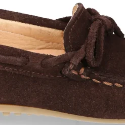 Mocasín lazos peques piso conductor en serraje.