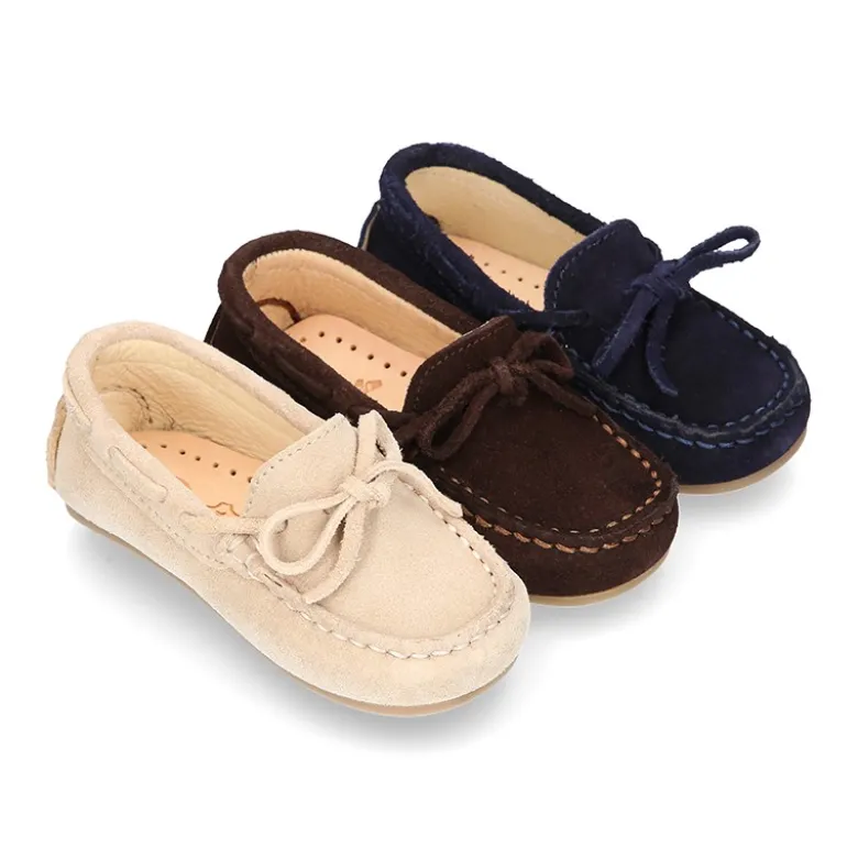 Mocasín lazos peques piso conductor en serraje.