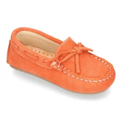 Mocasín lazos peques piso conductor en piel serraje.