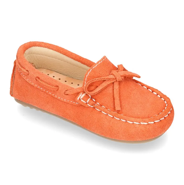 Mocasín lazos peques piso conductor en piel serraje.