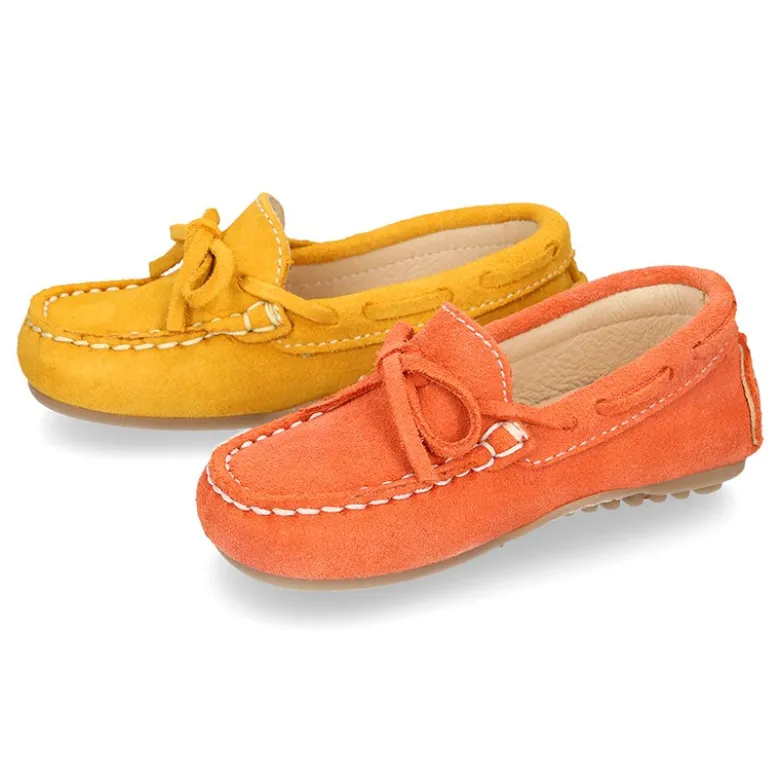 Mocasín lazos peques piso conductor en piel serraje.