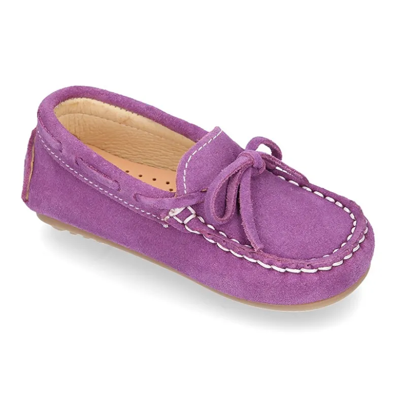 Mocasín lazos peques piso conductor en piel serraje.