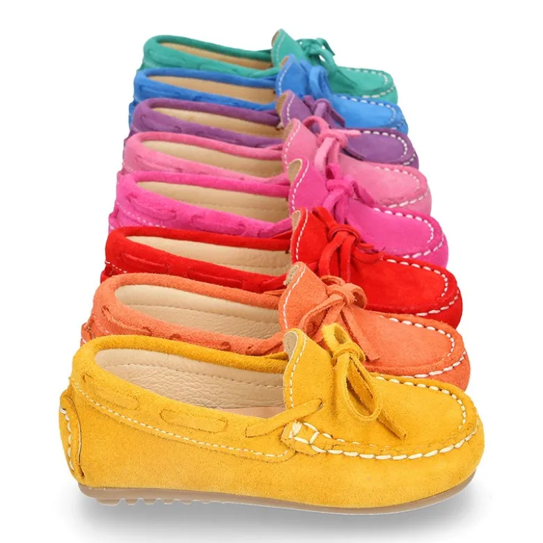 Mocasín lazos peques piso conductor en piel serraje.