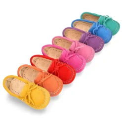 Mocasín lazos peques piso conductor en piel serraje.