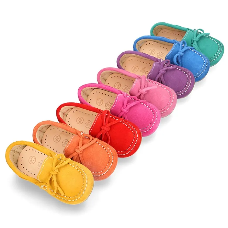 Mocasín lazos peques piso conductor en piel serraje.