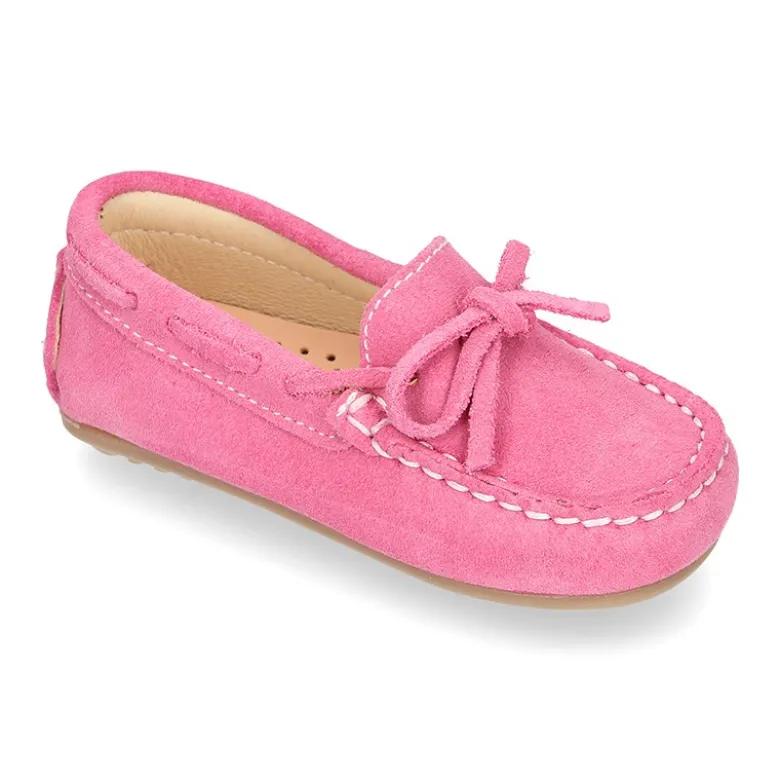 Mocasín lazos peques piso conductor en piel serraje.