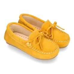 Mocasín lazos peques piso conductor en piel serraje.