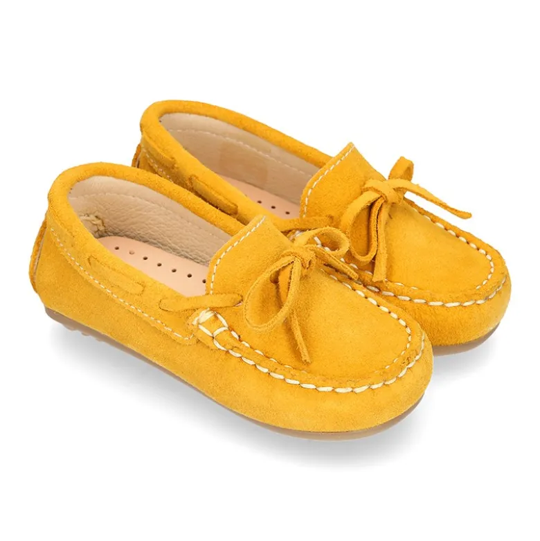Mocasín lazos peques piso conductor en piel serraje.