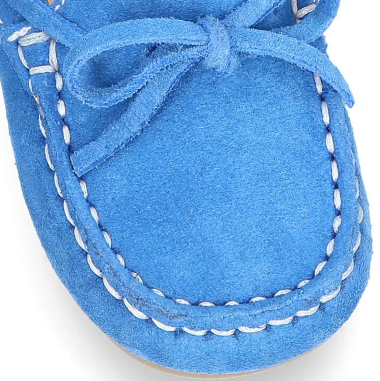 Mocasín lazos peques piso conductor en piel serraje.