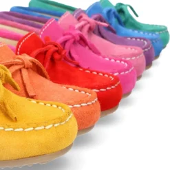 Mocasín lazos peques piso conductor en piel serraje.