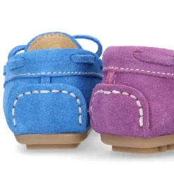 Mocasín lazos peques piso conductor en piel serraje.