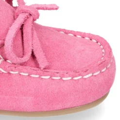 Mocasín lazos peques piso conductor en piel serraje.