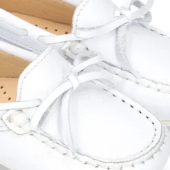 Mocasín lazos piso conductor en piel Napa blanca.