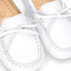 Mocasín lazos piso conductor en piel Napa blanca.