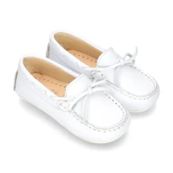 Mocasín lazos piso conductor en piel Napa blanca.
