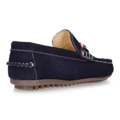 Mocasín mayores con bandera y estribo en piel serraje.