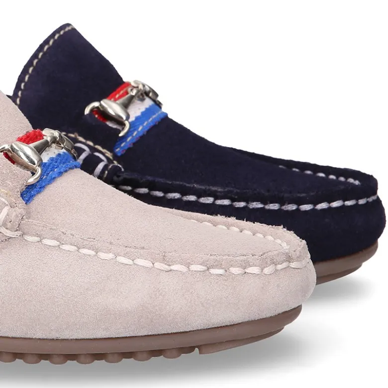 Mocasín mayores con bandera y estribo en piel serraje.