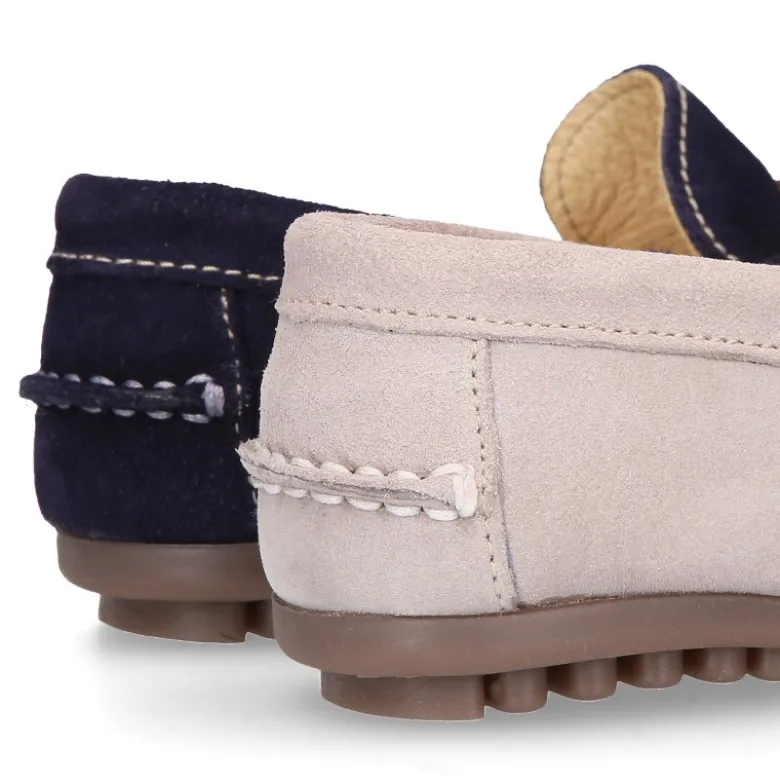 Mocasín mayores con bandera y estribo en piel serraje.