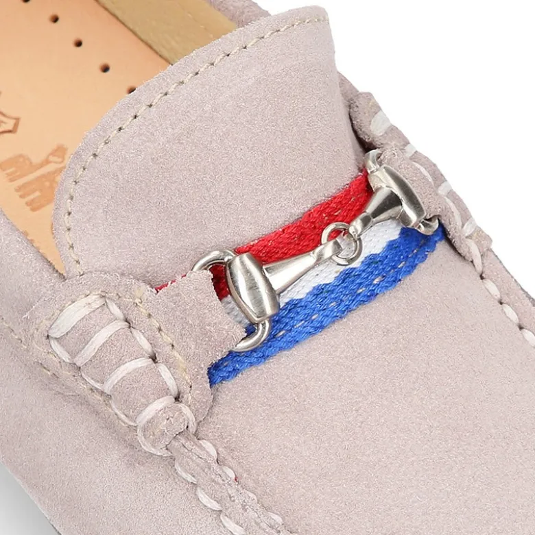 Mocasín mayores con bandera y estribo en piel serraje.