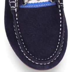 Mocasín mayores con bandera y estribo en piel serraje.