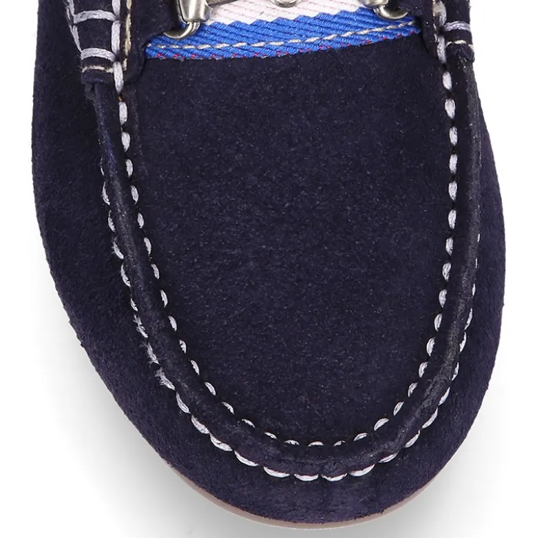 Mocasín mayores con bandera y estribo en piel serraje.