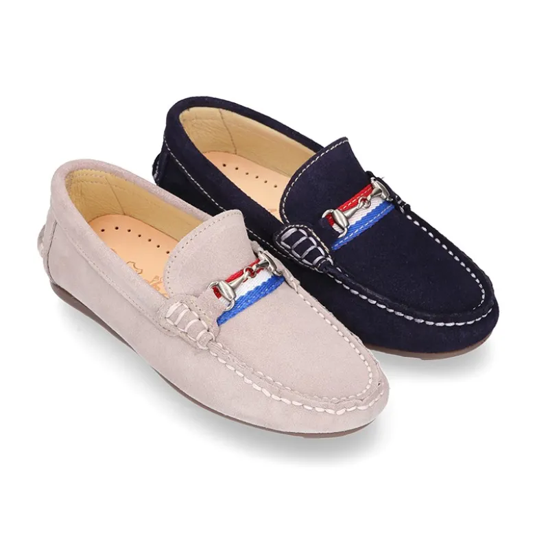 Mocasín mayores con bandera y estribo en piel serraje.