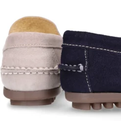 Mocasín mayores con bandera y estribo en piel serraje.