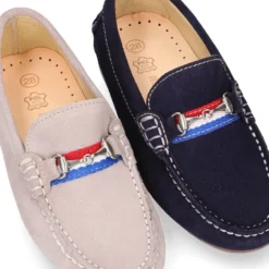 Mocasín mayores con bandera y estribo en piel serraje.