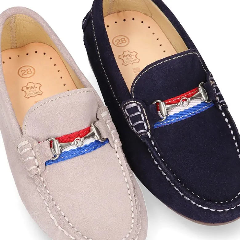 Mocasín mayores con bandera y estribo en piel serraje.
