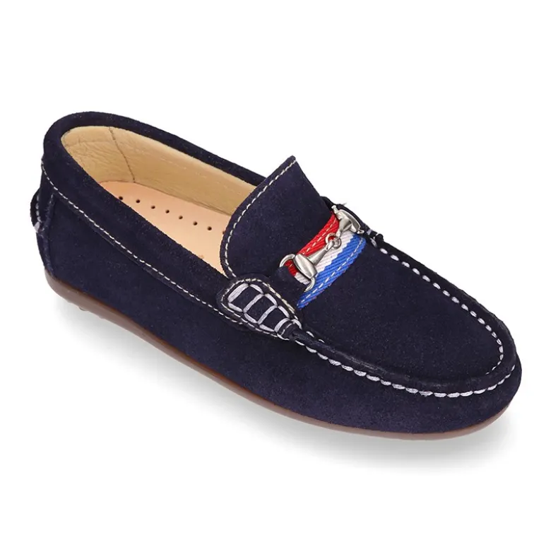 Mocasín mayores con bandera y estribo en piel serraje.