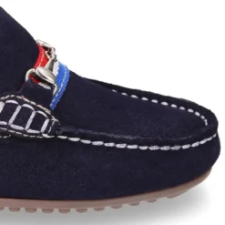 Mocasín mayores con bandera y estribo en piel serraje.