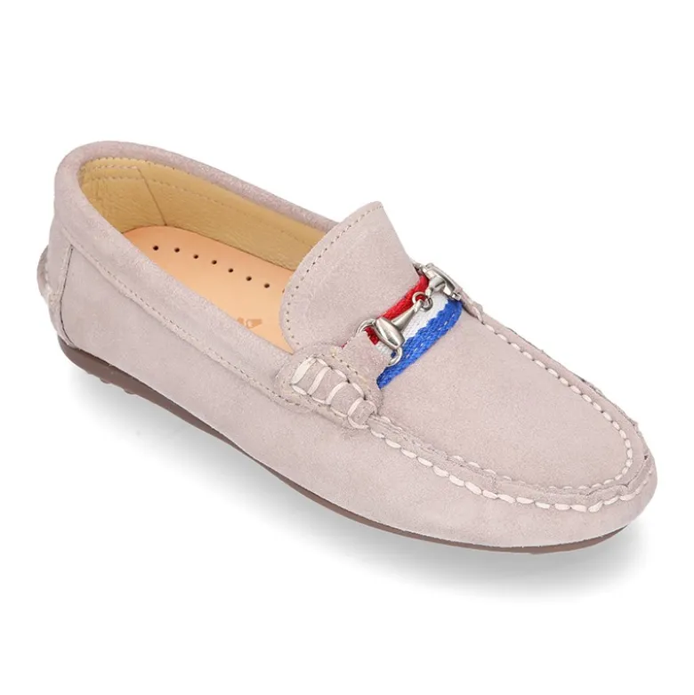 Mocasín mayores con bandera y estribo en piel serraje.