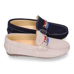 Mocasín mayores con bandera y estribo en piel serraje.