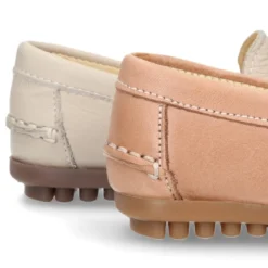 Mocasín mayores con borlas en piel EXTRA SUAVE en colores pasteles.