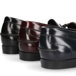 Mocasín NIÑA colegial con borlas en piel Antik.