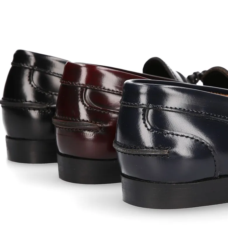 Mocasín NIÑA colegial con borlas en piel Antik.