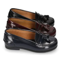 Mocasín NIÑA colegial con borlas en piel Antik.